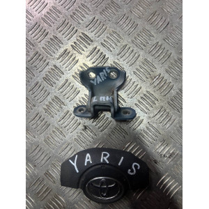 Петля двери передней левой низ Toyota Yaris (2005-2010) 687400D030