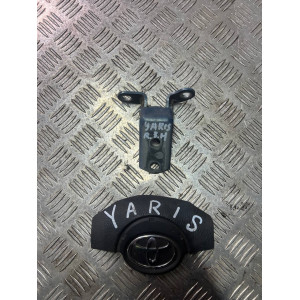 Петля двери задней правой низ Toyota Yaris (2005-2010) 6877005020