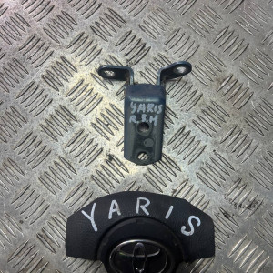 Петля двери задней правой низ Toyota Yaris (2005-2010) 6877005020