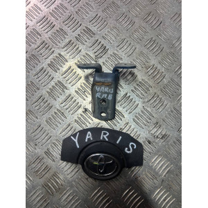 Петля двери передней правой верхToyota Yaris (2005-2010) 687100D040