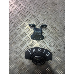 Петля двери передней правой низ Toyota Yaris (2005-2010) 687300D030