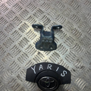 Петля двери передней правой низ Toyota Yaris (2005-2010) 687300D030