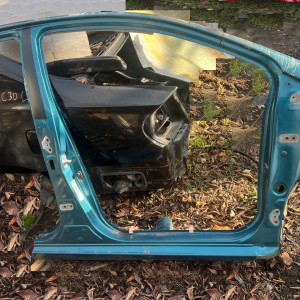 Порог со стойкой А В  Toyota Yaris (2011-2014) 611310D140 614110D150  *правая сторона