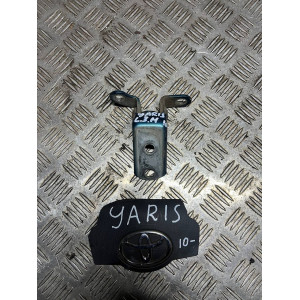 Петля двери задней левой низ Toyota Yaris (2011-2014) 687800D070