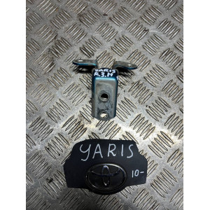 Петля двери задней правой низ Toyota Yaris (2011-2014) 687700D070