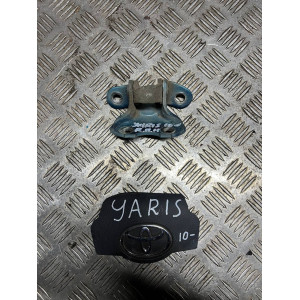 Петля двери передней правой низ Toyota Yaris (2011-2014) 687300D070