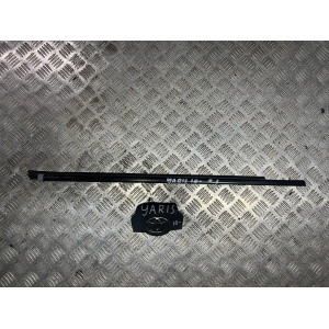 Молдинг стекла двери задний правый Toyota Yaris (2011-2014) 681800D130