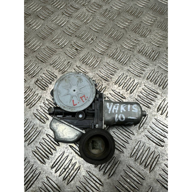 Моторчик стеклоподъемника передний левый Toyota Yaris (2011-2014) 698200D310