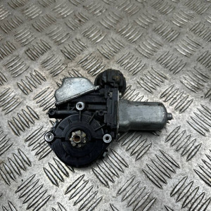 Моторчик стеклоподъемника передний левый Toyota Yaris (2011-2014) 698200D310